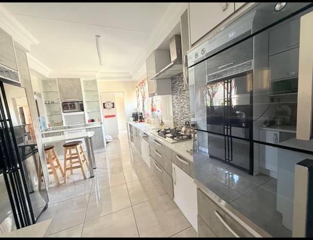 5 BEDROOM HOUSE FOR SALE IN VANDERBIJLPARK SE 3